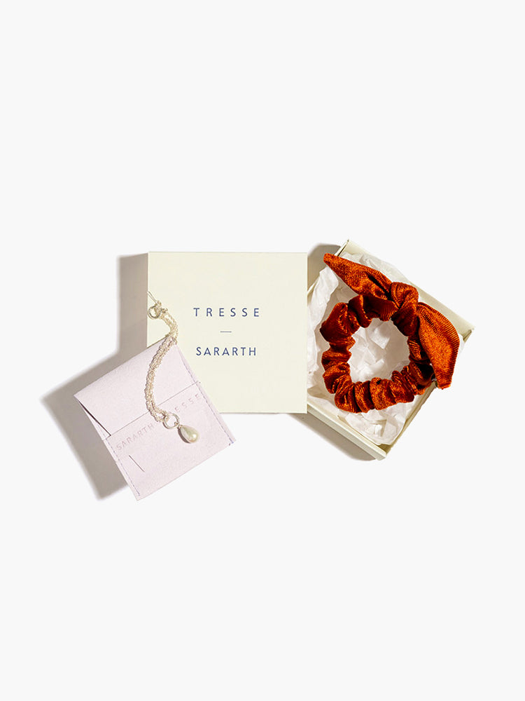 【SARARTH + TRESSE】SILVER Vegan pearl bracelet & MIA ruban chouchou in Terracotta