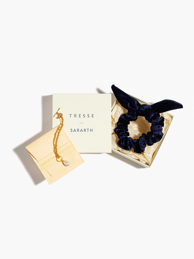 【SARARTH + TRESSE】GOLD Vegan pearl bracelet & MIA ruban chouchou in Navy