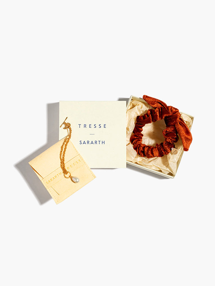 【SARARTH + TRESSE】GOLD Vegan pearl bracelet & MIA ruban chouchou in Terracotta