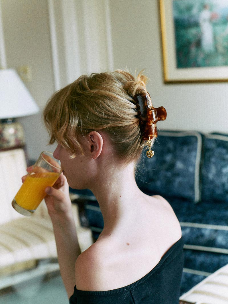 with charm hair clip in Marble – TRESSE公式サイト